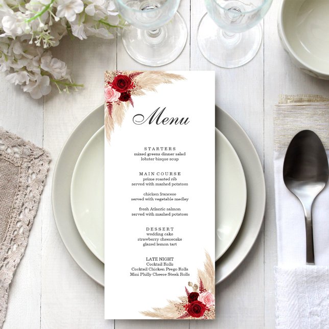 Menu Roses Bourguignon Bohème et Herbe des Pampas (Boho Burgundy Roses and Pampas Grass Menu on an off-white boho wedding dinner table.)