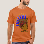 Menurkey Menorah die Türkei T - Shirt<br><div class="desc">Feiern Sie Thanksgivukkah 2013 mit diesem klassischen menurkey T - Shirt! Aufmachung eines lustigen Cartoontruthahns mit einem menorah für einen Schwanz. Ein Chanukka-Erntedank tritt nicht für andere 77.000 Jahre auf! Ergreifen Sie so dieses große Andenken für diese Sobald-in-ein-Lebenszeitfeier. *Makes ein großes Geschenk für Chanukka UND Erntedank 2013 * wählen Sie...</div>