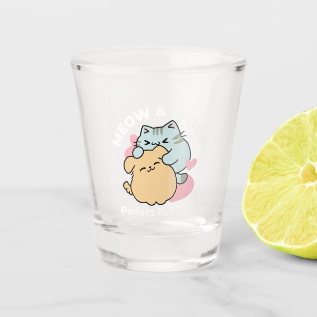 Meow & Woof perfekt zusammen - Niedliche Katze und Schnapsglas (Vorderseite)