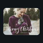 Meowy Weihnachtskalligraphie Modernes Foto Cat Magnet<br><div class="desc">Verbringen Sie feierlichen Beifall mit unserem köstlichen, anpassbaren Weihnachtsmagneten für das Foto, mit der spielerischen Phrase "Meowy Christmas"! Dieser reizende Magnet ist perfekt für Katzenliebhaber und verleiht Ihrer Urlaubsdekoration eine skurrile Touch, während Sie Ihr Lieblingsfest-Foto präsentieren. Mit unserem benutzerfreundlichen Online-Tool können Sie Ihren Magneten in nur wenigen Klicks entwerfen, damit...</div>