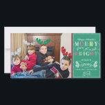 Meran n Bright Holidays Modernes Foto Weihnachten<br><div class="desc">COLOR PALETTE: Aqua-Schieferblau, Limon, smaragdgrün, rot und weiß DESIGN COLLECTION: Farbenfrohe, moderne Merry & Bright-Themes, Chalkboard Doodle Art, grafische Skripte Stil fotografische Familie Portrait Weihnachtskarten. Der Text im Typografie-Stil lautet: "Wünschen Sie einen angenehmen und hellen Urlaub!" mit Raum für Sie, um die Karte mit Ihrem Familiennamen, individuellen Namen und dem...</div>