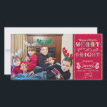 Meran n Bright Holidays Modernes Foto Weihnachten<br><div class="desc">COLOR PALETTE: Aqua-Schieferblau, Limon, smaragdgrün, rot und weiß DESIGN COLLECTION: Farbenfrohe, moderne Merry & Bright-Themes, Chalkboard Doodle Art, grafische Skripte Stil fotografische Familie Portrait Weihnachtskarten. Der Text im Typografie-Stil lautet: "Wünschen Sie einen angenehmen und hellen Urlaub!" mit Raum für Sie, um die Karte mit Ihrem Familiennamen, individuellen Namen und dem...</div>