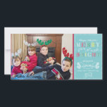 Meran n Bright Holidays Modernes Foto Weihnachten<br><div class="desc">COLOR PALETTE: Aqua-Schieferblau, Limon, smaragdgrün, rot und weiß DESIGN COLLECTION: Farbenfrohe, moderne Merry & Bright-Themes, Chalkboard Doodle Art, grafische Skripte Stil fotografische Familie Portrait Weihnachtskarten. Der Text im Typografie-Stil lautet: "Wünschen Sie einen angenehmen und hellen Urlaub!" mit Raum für Sie, um die Karte mit Ihrem Familiennamen, individuellen Namen und dem...</div>