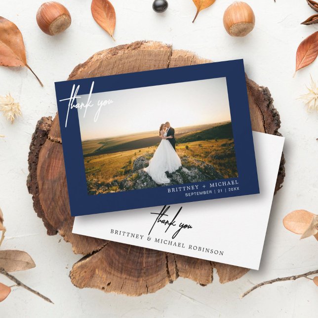 Merci photo moderne à la main bleu marine (Modern elegant wedding thank you card with a wedding photo on the front and simple hand written font)