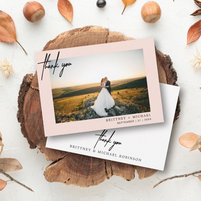Merci photo moderne à la main rose pâle (Modern elegant wedding thank you card with a wedding photo on the front and simple hand written font)