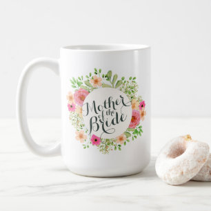 Mère élégante de la jeune mariée épousant la tasse