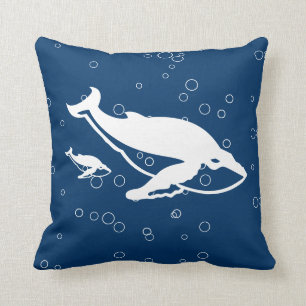 mère et bébé baleine blanche sur coussin bleu