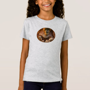 Mère Orangoutane tenant un T-shirt de deux bébés