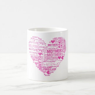 Mères d'île aidant la tasse de café de mères