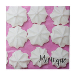 Meringues auf rosa Papiergeschenk Fliese