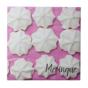 Meringues auf rosa Papiergeschenk Fliese