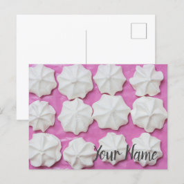 Meringues auf rosa Papiergeschenk Postkarte
