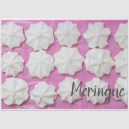 Meringues auf rosa Papiergeschenk Seidenpapier
