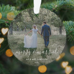 Merk und Verheiratet | Newleweds Weihnachts-Foto Ornament<br><div class="desc">Wunderschönes Foto neugierig Weihnachtsbaumschmuck mit einem einfachen, modernen, minimalistischen "fröhlichen und verheirateten" Zitat. Dieses vielseitige Design kann mit Ihrem eigenen Foto, Namen und Datum personalisiert werden, um ein wirklich einzigartiges und maßgeschneidertes Design für Ihren besonderen Tag zu schaffen. Die Karte zeigt ein Beispielbild eines Ehepaares an ihrem Hochzeitstag, die Ehefrau...</div>