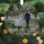 Merk und Verheiratet | Newleweds Weihnachts-Foto Ornament Karte<br><div class="desc">Wunderschönes Foto neugierig Weihnachtsbaumschmuck mit einem einfachen, modernen, minimalistischen "fröhlichen und verheirateten" Zitat. Dieses vielseitige Design kann mit Ihrem eigenen Foto, Namen und Datum personalisiert werden, um ein wirklich einzigartiges und maßgeschneidertes Design für Ihren besonderen Tag zu schaffen. Die Karte zeigt ein Beispielbild eines Ehepaares an ihrem Hochzeitstag, die Ehefrau...</div>