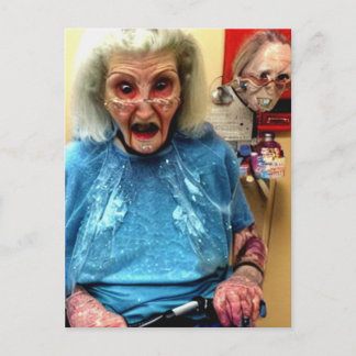 Merkwürdige bizarre verängstigte Oma Postkarte