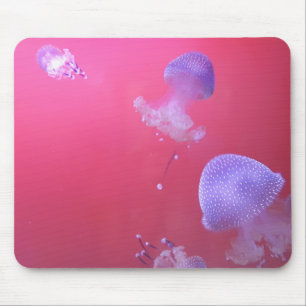 Merkwürdige Quallen im rosa Wasser Mousepad