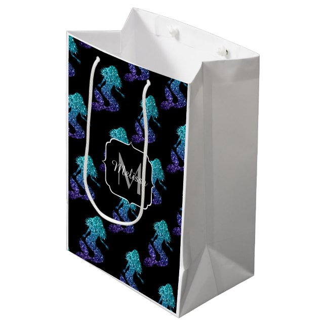 Mermaid aqua blue ombre Glitzern muster Monogram Mittlere Geschenktüte (Vorderseite Schrägansicht)