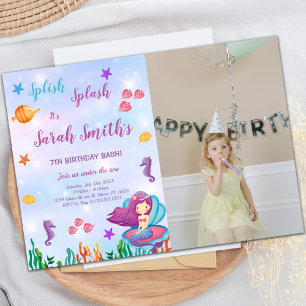 Mermaid assis sur des invitations de coquilles vio