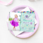 Mermaid Birthday Einladung mit Foto<br><div class="desc">Diese lila, aquamarine und goldene Einladung ist perfekt für eine Geburtstagsparty der Meerjungfrau! Passen Sie mit Ihrem Foto und Ihren Details an!</div>