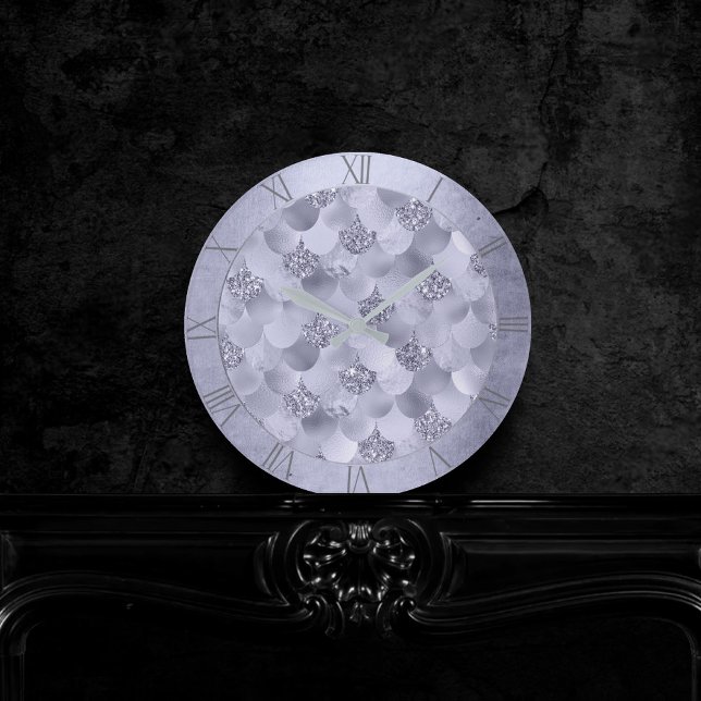 Mermaid Chic Scales | Dusty Lavender Lila Luster Runde Wanduhr (Von Creator hochgeladen)