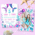 Mermaid Girl Friends Joint Birthday Party Foto Einladung<br><div class="desc">Diese Aquarellmaid-Geburtstagsfeier ist ideal für ein Party mit zwei nahen Freundinnen, die vielleicht verschiedene Freundesgruppen haben. Auf der Vorderseite der Einladung sind zwei handgemalte Aquarellmaid-Schwänze mit Korallen, Muscheln und Meereslebewesen in einer Farbpalette von türkis, rosa und lila. Auf der Rückseite der Einladung ist ein Foto Kranz von Korallen und Meereslebewesen...</div>
