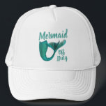 Mermaid Off Duty Mermaid Schwanz Truckerkappe<br><div class="desc">Mädchenhut für dienstfreie Meerjungfrauen in diesem Sommer.</div>