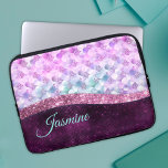 Mermaid skin pink silber Imitate Glitzer monogramm Laptopschutzhülle<br><div class="desc">Hübscher, eleganter und mädchenhaft zarter Imitat Glitzer in rosa lila Silber zu einem besonderen stilvollen Laptop-Ärmel. Fügen Sie Ihrem Büro, Ihrem Schreibtisch oder Ihrem persönlichen Raum einen stilvollen individuelle Name und eine monografische Laptop-Hülle hinzu.. personalisieren Sie ihn mit einem Skriptnamen und Monogramm. Das perfekte Accessoire für ein modernes Mädchen oder...</div>
