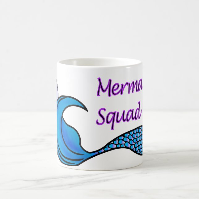 Mermaid-Squad mit blauem Meerjungfrau-Schwanz auf  Kaffeetasse (Mittel)