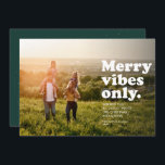 Merme Vibes nur Spaß Retro-Urlaub Fotokarte Feiertagskarte<br><div class="desc">Mit dieser Foto-Karte, die "nur für gute Stimmung" mit festlicheren "nur für fröhliche Stimmung" spielt, können Sie sich in den Retro-Urlaubsstimmung vergnügen. Der weiße Text befindet sich rechts neben einem horizontalen Single-Foto mit viel Platz für benutzerdefinierte Texte und Namen. Die Rückseite ist ein lustiges festliches Retro-Dschungelgrün mit einer bedrückten Textur....</div>
