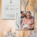 Merrier as Großeltern Vertikales Foto Snowflake Keramikornament<br><div class="desc">Merrier wie Großeltern Foto-Ornament mit vertikalem Foto, elegante Kalligraphie und zarte weiße Schneeflocken auf einem silbergrauen Rand. Die Fotovorlage steht Ihnen zur Verfügung, um Ihr Foto, das Jahr und Ihren eigenen Text auf der Rückseite hinzuzufügen. Mit Ausnahme des handgeschriebenen Textes, der für Merrier und Großeltern verwendet wird, ist der gesamte...</div>