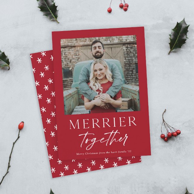 Merrier Together Script Foto Frohe Weihnachten Karte (Modern Red and White Merrier Together Script Photo Christmas Holiday Cards.)