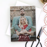 Merrier zusammen blumenvolles Foto Frohe Weihnacht Magnetkarte<br><div class="desc">Benutzen Sie unsere Merrier zusammen vollblühtes Portrait vertikale magnetische Weihnachtskarten aus dem Foto,  um Ihren Freunden und der Familie ein frohes Weihnachtsfest zu wünschen. Ein koordinierendes Backer-Muster ist dabei enthalten. Gehen Sie zum Abschnitt "Diese Vorlage personalisieren" und klicken Sie dann unten auf "Weiter anpassen". Sie können hier Schriftart ändern.</div>