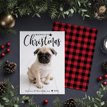 Merriest Christmas Red Buffalo Kariertes Pet Foto Feiertagskarte<br><div class="desc">Diese minimale "Merriest Christmas" neue Welpenhund-themed Urlaubsfotokarte bietet ein modernes schwarzes Skript-Overlay-Design mit Pfow-Druckakzent und einfachem, benutzerdefiniertem Text, den Sie mit dem Namen, Familiennamen und Jahr Ihres Haustieres personalisieren können, gepaart mit einem Lieblingsbild Ihres neuen besten Freundes. Auf der Rückseite der Karte befindet sich ein kariertes Muster aus roten und...</div>