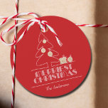 Merriest Christmas Tree Red Holiday Geschenkanhänger<br><div class="desc">Die Worte Frohe Weihnachten in Retro-Vintage Schrift,  ein weißer Skizzenbaum mit Imitaten goldenen Folie Ornamente und Geschenke sind auf diesen roten runden Geschenketiketten oder Gefallen Tags personalisiert mit Ihrem Familiennamen. Stilvoll für jeden Weihnachtsfeiertag oder als Geschenk der Gastgeberin. PASSENDE Artikel in unserem Geschäft.</div>