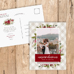 Merriest Christmas Winter Greenery Foto Feiertagspostkarte<br><div class="desc">Günstige, maßgeschneiderte Foto-Postkarten mit einfachen Vorlagen für die Anpassung. Dieses festliche Design besticht durch eine elegante Aquarellblütengrenze aus heiligen Blätter und Blume in Rot, Grün und Bordeaux auf einem neutralen Büffel-Karo mit kariertem Hintergrund. Personalisieren Sie es mit Ihrem Foto und dem eigenen Text. Postcard Back hat Platz für Ihre Rücksendeadresse...</div>
