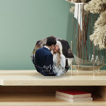 Merrily immer nach | Hochzeit Fotoblock<br><div class="desc">Mit diesem freistehenden Acryl-Foto-Block erstellen Sie zu Weihnachten einen wunderschönen Hochzeitswahren. Das festliche Urlaubsprojekt zeichnet sich durch ein horizontal/landschaftsorientiertes Foto aus, das in einer schicken Kombination aus weißer, moderner Kalligraphie-Schrift und Blockschrift "fröhlich immer danach" erscheint. Personalisieren Sie sich mit dem Jahr.</div>