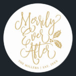 Merrily immer nach Hochzeit | Gold Classic Runder Aufkleber<br><div class="desc">Feierliche Schrift Typografie,  die "Merrily Ever After" und unsere von Hand gezeichnet Heilige sagt. Ideal für das frisch verheiratete Paar,  um die Umschläge für seine Urlaubskarten,  nur verheiratete Ankündigungen,  Gefälligkeitstaschen,  etc. zu Siegel.</div>