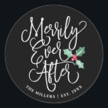 Merrily immer nach Hochzeit | Schwarz Runder Aufkleber<br><div class="desc">Feierliche,  weiße Schrift Typografie,  die "Merrily Ever After" und unsere handgemalte Aquarellkirche sagt. Ideal für das frisch verheiratete Paar,  um die Umschläge für seine Urlaubskarten,  nur verheiratete Ankündigungen,  Gefälligkeitstaschen,  etc. zu Siegel. Besuchen Sie den Shop,  um die Erholung der Sammlung zu sehen.</div>