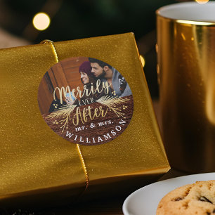 Merrily je nach rustikalem Mr. & Mrs. Runder Aufkleber