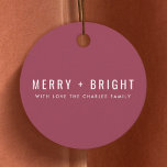 Merry and Bright Berry Vintage Rose Christmas Geschenkanhänger<br><div class="desc">Ein stilvolles,  modernes Geschenkschild mit einem fetten Typografie Zitat "Merry   Bright" in Weiß mit einer Rose Himbeere dusky Beerry rosa Farbe. Der Gruß und der Name können leicht für eine persönliche Touch angepasst werden. Ein trendiges,  minimalistisches und zeitgenössisches Weihnachtsdesign,  das sich in dieser Urlaubssaison auszeichnet! #aufen #merryandbright</div>