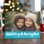 Merry and Bright Bold Modern Foto - blau Feiertagspostkarte<br><div class="desc">Mögen Ihre Tage fröhlich und hell sein. Ein horizontales Gesamtbild ist vorne enthalten. Ein schlichtes und stilvolles Urlaubsdesign,  das Ihre Fotos hervorhebt. Wenn Sie irgendwelche Probleme mit Ihren Bildern oder Text haben,  klicken Sie auf die Schaltfläche Anpassen und Sie können Dinge verschieben und Änderungen vornehmen.</div>