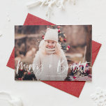 Merry and Bright Brush Lettering Foto Weihnachten<br><div class="desc">Möge Ihr Urlaub fröhlich und hell sein! Senden Sie Urlaubswünsche und Grüße mit dieser rustikalen Urlaubskarte. Es enthält 'Merry   Bright' Zitat in der Pinselhandschrift. Personalisieren Sie diese Urlaubskarte,  indem Sie Ihr Lieblings-Foto,  Ihren Gruß,  Ihre Namen und andere Details hinzufügen - als Wohnung,  gefaltet oder als Postkarte erhältlich.</div>