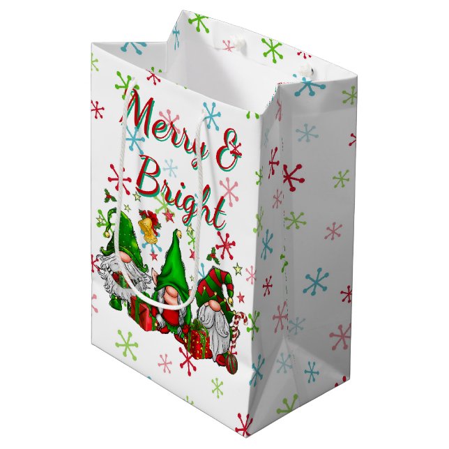 Merry and Bright Gnomes Mittlere Geschenktüte (Vorderseite Schrägansicht)