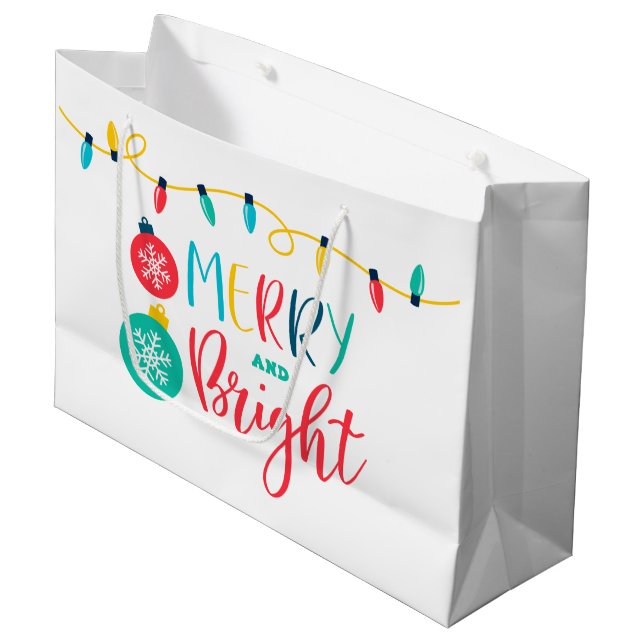 Merry and Bright mit einer Reihe von Lichtern Große Geschenktüte (Vorderseite Schrägansicht)
