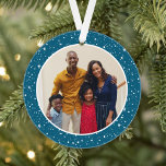 Merry and Bright Moderne Aquamarin Stars Familien- Ornament<br><div class="desc">Das schlichte und moderne Weihnachtsdekor im Foto zeichnet sich durch ein rundes Bild aus, das durch ein Muster aus bunten Lichtern und Sternen gerahmt ist. Auf der Rückseite des Ornaments befindet sich "Merry and Bright" in elegantem Schriftzeichen mit individuellem Text für das Jahr. Der festlich aquamarin blaue Hintergrund kann verändert...</div>