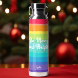 Merry and Bright Rainbow Custom Prix Weihnachten Trinkflasche<br><div class="desc">Schöne Gay Pride Weihnachtswasserflasche in hübschen Regenbogenfarben,  die lautet Be Merry and Bright. Seien Sie laut und stolz auf den herrlichen LGBTQ-Feiertag.</div>