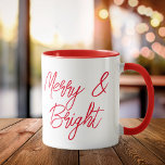 Merry and Bright Red Script Weihnachten Tasse<br><div class="desc">Fröhliche und helle Weihnachts-Tasse</div>