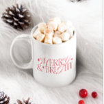 Merry and Bright Red Star Jumbo-Tasse<br><div class="desc">Festliche Weihnachtsfeiertage Tasse mit einem klassischen Typografentext,  der "Merry & Bright" mit Stars sagt.</div>