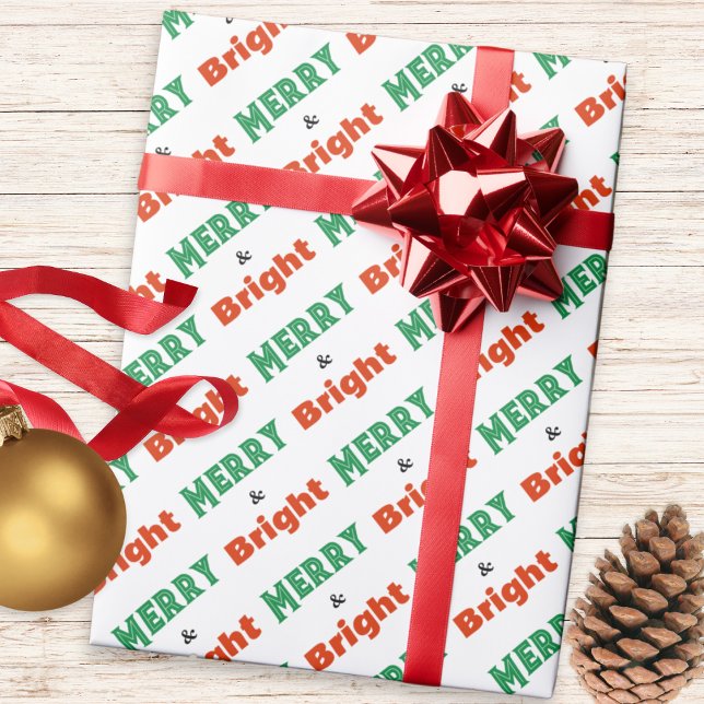 Merry and Bright Text Red Green Gemustert Geschenkpapier (Festive Christmas gift wrapping paper, patterned with green and red 'Merry and Bright' words)